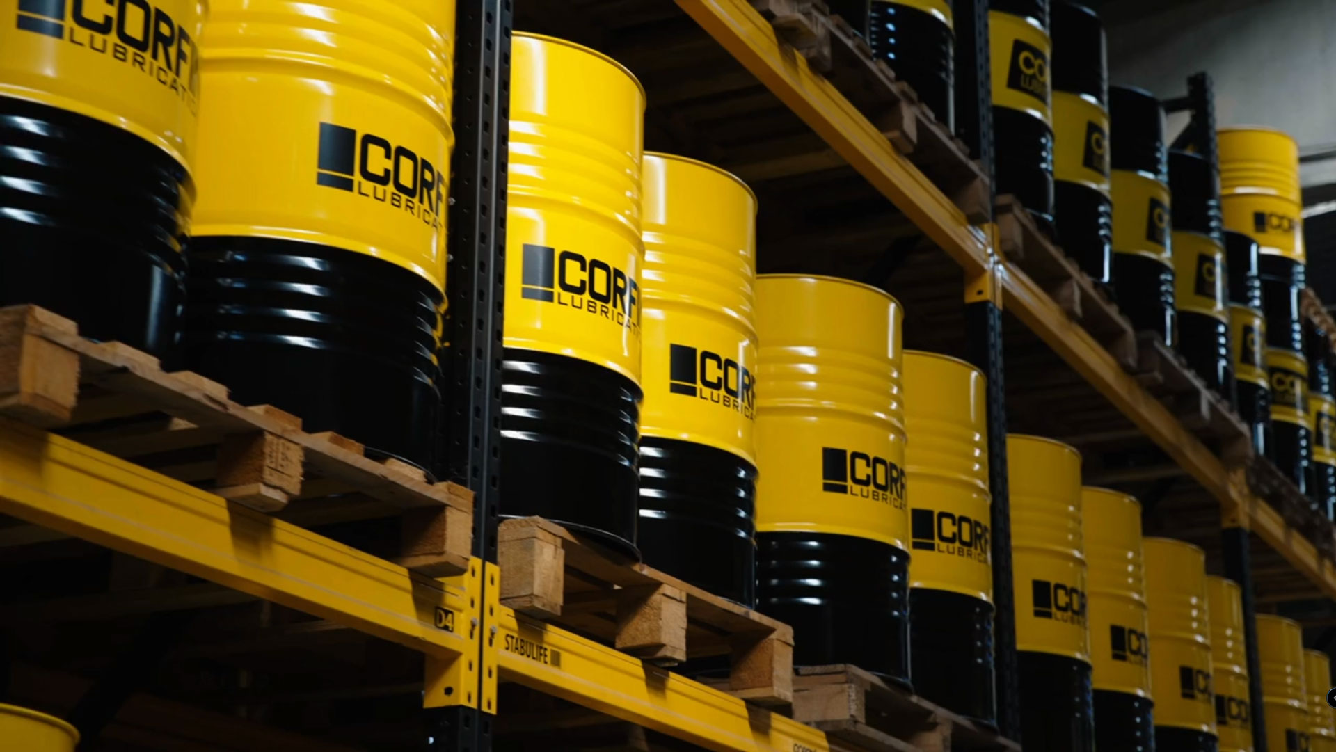 Corfin Lubrication ürün varillerinin depolama rafları